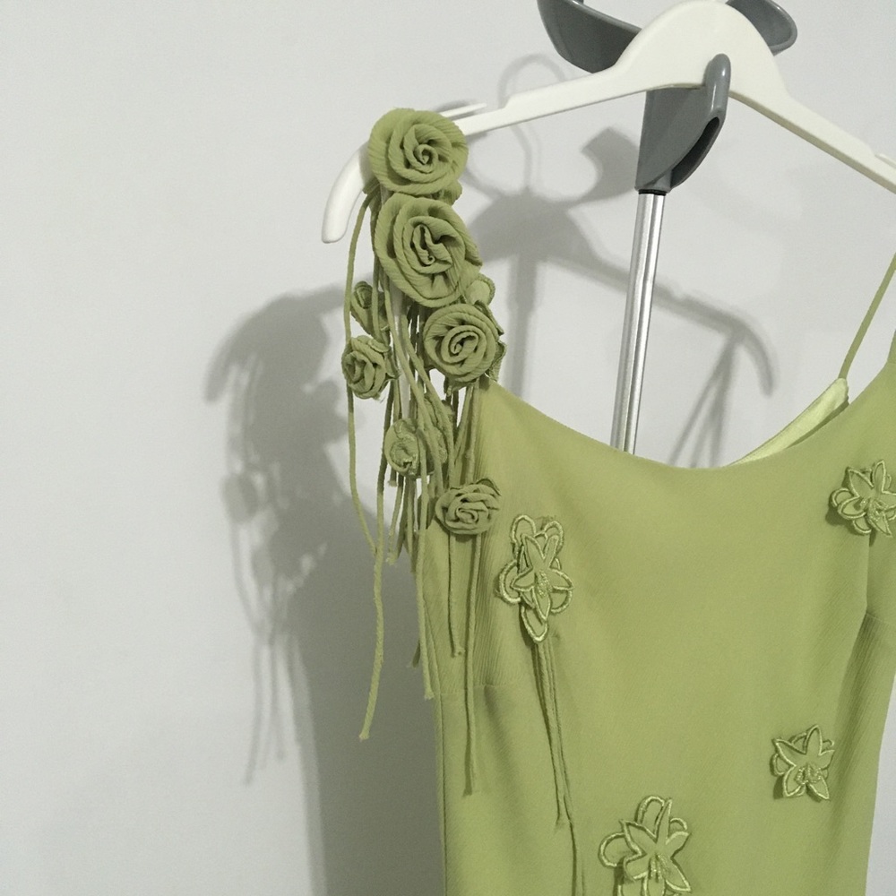 Elegant One-Shoulder Floral Appliqué Dress in Light Green - Picture 4 of 7